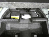 パンク修理剤とエアーポンプのセットです。スペアタイヤは装備していませんが空いたスペースを小物入れとして使用できます