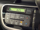 【オートエアコン】一度お好みの温度に設定すれば、車内の温度を検知し風量や温度を自動で調整。暑い&hellip;寒い&hellip;と何度もスイッチ操作をする必要はありません。快適な車内空間には必須の機能ですね♪