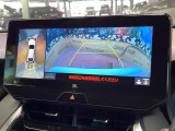 【パノラミックビューモニター】専用のカメラにより、上から見下ろしたような視点で360度クルマの周囲を確認することができます☆死角部分も確認しやすく、狭い場所での切り返しや駐車もスムーズに行えます。