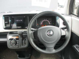 モコの運転席廻りになります。ひじ掛けや収納など便利な装備がついてます!