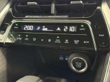 左右独立温度コントロールフルオートエアコンです。運転席、助手席それぞれで独立して温度設定ができます。冷え性の方が乗っても安心ですね♪