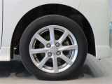 純正のアルミホイール装着車です。タイヤサイズは155/65R14です。