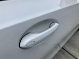 BMWのドアを閉めた時の重厚感は所有者様の満足度を高めてくれます。