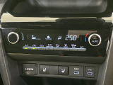 【オートエアコン】一度お好みの温度に設定すれば、車内の温度を検知し風量や温度を自動で調整。暑い&hellip;寒い&hellip;と何度もスイッチ操作をする必要はありません。快適な車内空間には必須の機能ですね♪