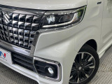 【LEDヘッドライト】悪天候や夜間走行時も良好な視界を確保し安心して運転できる高輝度LEDヘッドライトを装備!点灯速度が早く、消費電力も抑えられています。