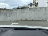 HUD: ヘッドアップディスプレイはドライバーが前方に集中できるよう、ナビや車速情報をフロントガラスに投影するシステムです。