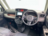 運転席まわりです。 各操作スイッチは使いやすい位置に配置されてます。