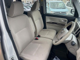 運転席まわりには十分なスペースがあり、大柄な方でもゆったり運転していただける環境です。