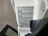 タイヤの空気圧調整のシールになります。
