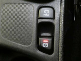 【ブレーキホールド】・・・「HOLD」スイッチを押し、システムONの状態にしておくことで、渋滞や信号待ちなどでブレーキを踏んで停車した時にブレーキを保持。 アクセルを踏むと解除されます。