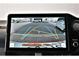 バックガイドモニター付き。車両後方の映像をナビ画面に表示し、駐車などの後退操作をサポートします。