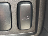 【パワーバックドア】スマートキーや運転席のボタンを押すだけでリアゲートが自動で開閉します!荷物を持っている時や、高い位置にあるバックドアを閉める際に便利な機能です♪