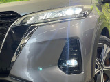【LEDヘッドライト】悪天候や夜間走行時も良好な視界を確保し安心して運転できる高輝度LEDヘッドライトを装備!点灯速度が早く、消費電力も抑えられています。