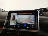パノラミックビューモニター付きです。車両を上から見たような映像を画面に表示。運転席からの目視だけでは見にくい、車両周辺の状況をリアルタイムでしっかり確認できます。