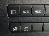 運転おひざ元に各種スイッチが配置されております。