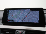 【純正ナビゲーション】BMWのナビゲーションは操作性も良く、詳細な地図情報と交通状況を見やすく表示し、快適なドライビングをサポートしながら目的地までナビゲートします