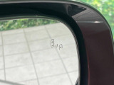 【ブラインドスポットワーニング】走行中、ドアミラーの死角になりやすい箇所に後続車が接近するとサイドミラー付近に警告を表示、ドライバーに注意喚起をしてくれます。