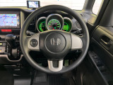 インテリアに合わせたデザインのステアリングは、運転される方のことも考え、運転しやすい形状、大きさです。是非一度、実際に触ってお確かめください。