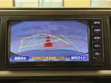 バックガイドモニター付きです。車の後方に小型カメラが付いており、バックする際の後方の様子をモニター上に表示します。