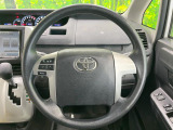 インテリアに合わせたデザインのステアリングは、運転される方のことも考え、運転しやすい形状、大きさです。是非一度、実際に触ってお確かめください。
