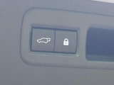 【パワーバックドア】スマートキーや運転席のボタンを押すだけでリアゲートが自動で開閉します!荷物を持っている時や、高い位置にあるバックドアを閉める際に便利な機能です♪