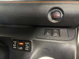 両側パワースライドドアを採用しており、運転席から簡単に開閉操作が可能です。駐車場や狭い場所でも扱いやすく、乗車時・降車時の負担を軽減します。