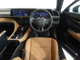 革巻きステアリングで快適な操作性の運転席です。