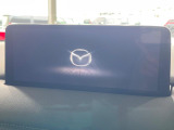 【10.25インチマツダコネクト】車内の雰囲気にマッチした大型ディスプレイ。スマホ接続でのナビ使用やBluetooth再生等、様々な機能が楽しめます。直感的なダイヤル操作が可能で、使い勝手も良好です。