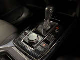 中古車選びで意外と見落としがちなポイントが、シフトレバー周辺の状態です。今回掲載している画像では、操作部分の使用感をはじめ、パネルの傷や擦れ、ボタン類の動作跡など、確認していただけます。