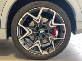 BMWの純正アロイホイールは軽量かつ強度にも優れているホイールで走行性能を引き上げる設計になっております。足元にもBMWは妥協がなくこだわっている個所になります。