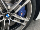 Mスポーツ・ブレーキ! Mのロゴがあしらわれたブルー色のMスポーツ・ブレーキはダイナミックなパフォーマンスに相応しい、優れた制動力を発揮します。