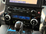 シフトノブ周りも使用感がなく、きれいな状態です。エアコン調整は運転席と助手席で独立しており、それぞれの設定が可能なので、快適なドライブができます。