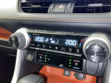 左右独立温度コントロールフルオートエアコンです。運転席、助手席それぞれで独立して温度設定ができます。冷え性の方が乗っても安心ですね♪