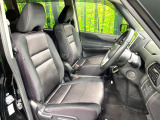 運転席まわりには十分なスペースがあり、大柄な方でもゆったり運転していただける環境です。