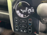 【オートエアコン】一度お好みの温度に設定すれば、車内の温度を検知し風量や温度を自動で調整。暑い&hellip;寒い&hellip;と何度もスイッチ操作をする必要はありません。快適な車内空間には必須の機能ですね♪