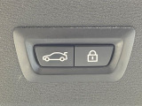●電動リアゲート:ワンタッチでリアゲートの開閉ができ、荷物などで両手が塞がっている状態でも簡単に開閉ができる便利機能です。