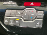 【オートエアコン】一度お好みの温度に設定すれば、車内の温度を検知し風量や温度を自動で調整。暑い&hellip;寒い&hellip;と何度もスイッチ操作をする必要はありません。快適な車内空間には必須の機能ですね♪