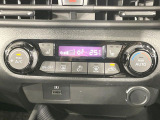 【オートエアコン】一度お好みの温度に設定すれば、車内の温度を検知し風量や温度を自動で調整。暑い&hellip;寒い&hellip;と何度もスイッチ操作をする必要はありません。快適な車内空間には必須の機能ですね♪