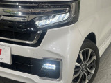 【LEDヘッドライト】悪天候や夜間走行時も良好な視界を確保し安心して運転できる高輝度LEDヘッドライトを装備!点灯速度が早く、消費電力も抑えられています。