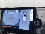 パノラミックビューモニターを装備。駐車場や交差点でクルマを真上から見るように周囲を確認できます。機能の詳細は販売店スタッフまでおたずねください。