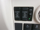 両側電動スライドドアで、乗り降りがとてもスムーズになります。荷物が多い時や狭い駐車場でも扱いやすく、日常の使い勝手をやさしく支えてくれる便利な装備です。