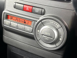【オートエアコン】一度お好みの温度に設定すれば、車内の温度を検知し風量や温度を自動で調整。暑い&hellip;寒い&hellip;と何度もスイッチ操作をする必要はありません。快適な車内空間には必須の機能ですね♪