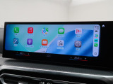 【アップルカープレイ】iPhoneがBMW車両とワイヤレスで接続されます。Apple CarPlayでは、オーディオストリーミングやメッセージングアプリがディスプレイに表示されます。