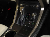 ドライブモードセレクトスイッチはドライバーがより運転に集中できるようにメーターフード横に配置。すぐれた操作性を実現してます。