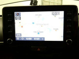 【ディスプレイオーディオ】・・・大型ディスプレイに各種オーディオ機能(AM/FMチューナー、Bluetooth対応)とスマートフォン連携機能を搭載。