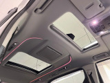 【サンルーフ】開放感たっぷりの希少装備、サンルーフが装着されています!車内に明かりを取り入れたり景色を楽しむ以外にも、車内の空気も簡単に換気できて快適です!