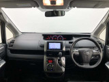 シンプルながら機能性あふれる運転席廻りです。視界性もよく、運転しやすいですよ。