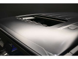 新車でも、サーティファイドカーでも、メルセデスのオーナーになるということは、メルセデスならではの安心と信頼をご購入いただくということ。私たちはそう考えます