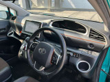 長く過ごす運転席なので、運転される方の事を考えてスイッチやレバー類は操作のしやすい位置に配置されています。