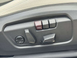 運転席メモリー付きフロント電動シート装備。
